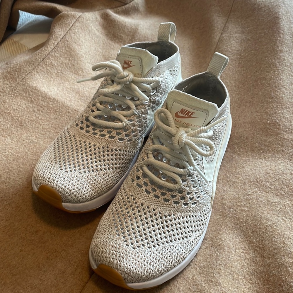 Nike Thea flyknit size 7